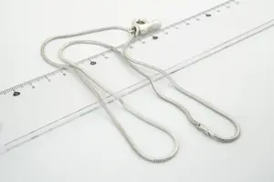 56 - Sierlijk 1e gehalte koord / slangen collier - met massieve letterhanger (P) kopen? Bied vanaf 65!