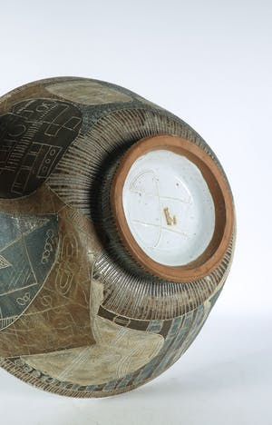 Dirk Hubers - Aardewerk, Sgrafitto schaal op voet kopen? Bied vanaf 100!