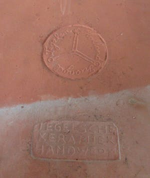 Wim Harzing - Blauwe geglazuurde aardewerken Patronaatstegel uitgevoerd bij de Russel Tiglia kopen? Bied vanaf 28!