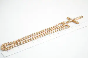 71 - Fraai 18 krt  roségouden collier en grote diamanten kruishanger (ca. 2 ct) kopen? Bied vanaf 1860!