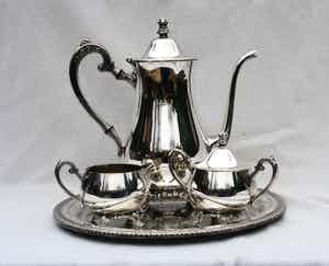 Niet of onleesbaar gesigneerd - Stijlvolle Oneida USA Silver Plate Koffie/Theeset Verzilverd (20e eeuw) verkocht voor € 1!