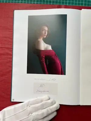 Lidiia Khaikara - Magenta 30x45 + fotoboek Kleuren van Schoonheid kopen? Bied vanaf 230!
