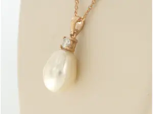 14k rosé gouden collier met hanger bezet met parel en briljant geslepen diamant kopen? Bied vanaf 170!