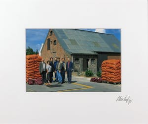 Paul Huf - Foto, Op de boerderij - Ingelijst kopen? Bied vanaf 1!