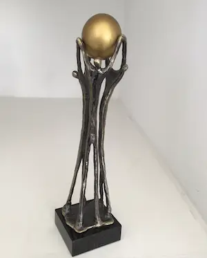 Corry Ammerlaan - Sculptuur “ GEBUNDELDE SAMENWERKING “. Gesigneerd kopen? Bied vanaf 1!