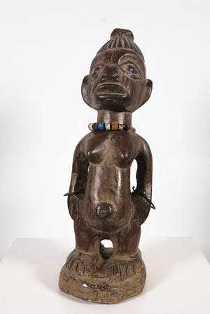 Yoruba - Ibedji - Vrouwenbeeld met ijzeren armbanden, kralenketting en blauw haar kopen? Bied vanaf 1!