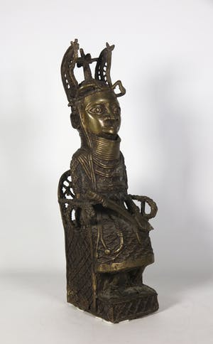 Benin - Brons, Zittende heerser op troon met zwaard kopen? Bied vanaf 225!