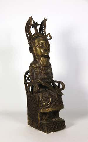 Benin - Brons, Zittende heerser op troon met zwaard verkocht voor € 225!
