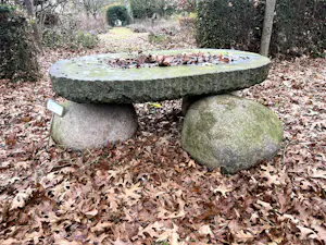 Ton Kalle - mooie (aardse) stenen tafel als tuinbeeld kopen? Bied vanaf 200!