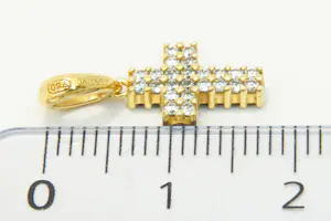 05 - 18 krt geelgouden kruishangertje aan beide zijde gezet met steentjes kopen? Bied vanaf 85!