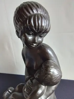Niet of onleesbaar gesigneerd - Fraai beeld van moeder met kind in keramiek kopen? Bied vanaf 1!