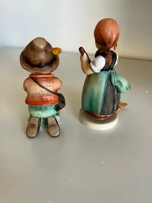 Porzellanfabrik W. Goebel - Spelende jongen met fluit - TMK6/ meisje met bezem - TMK5 kopen? Bied vanaf 79!