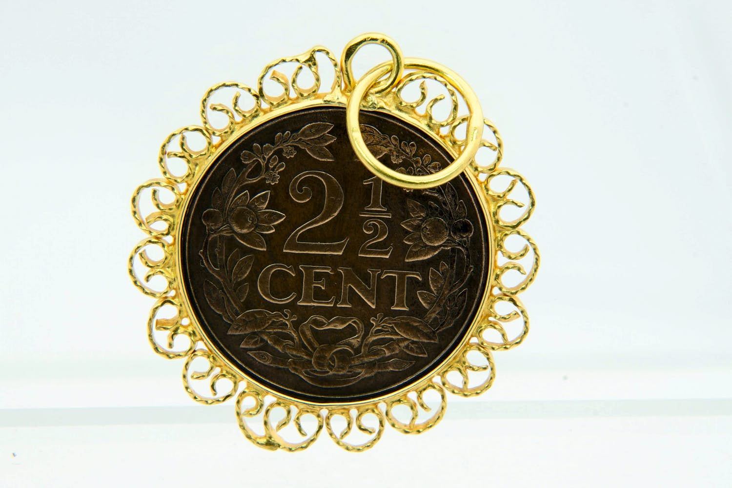 67 - Gedeeltelijk 18 karaat geel gouden munt hanger (met koperen 2.5 cent munt) kopen? Bied vanaf 125!