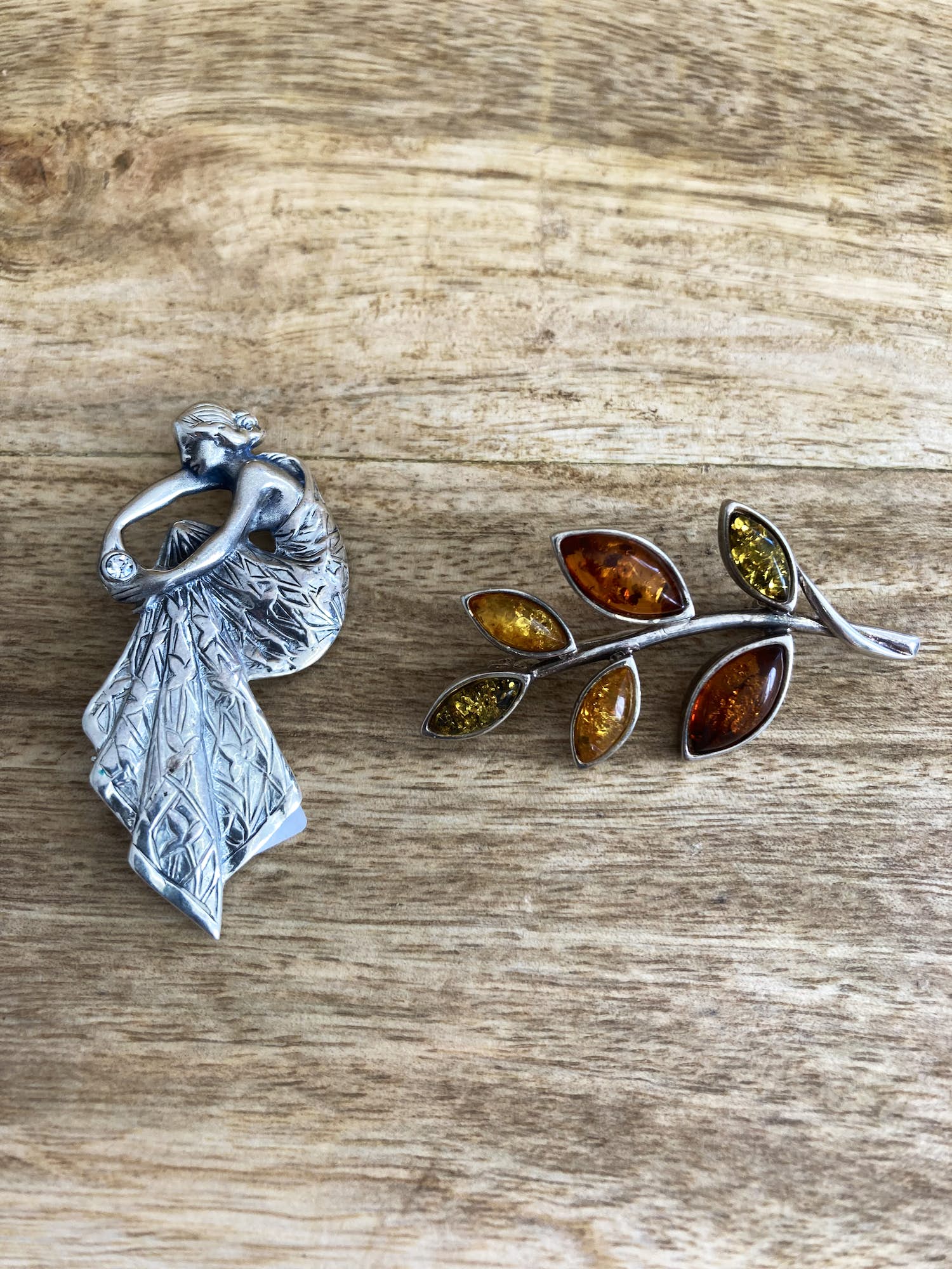 Een Lotje van twee zilveren broches met barnsteen en wit steentje kopen? Bied vanaf 27!