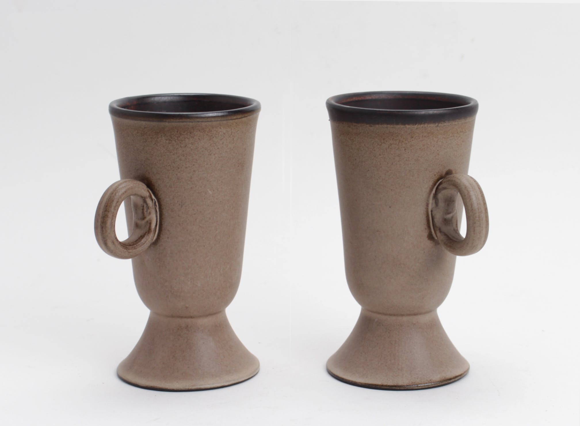 Cor Unum - 2 aardewerk bekers verkocht voor € 5!
