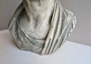 Hans Daniël Sailer - Buste Julius Caesar - Rode kalksteen - Groen-grijs gepatineerd kopen? Bied vanaf 1!