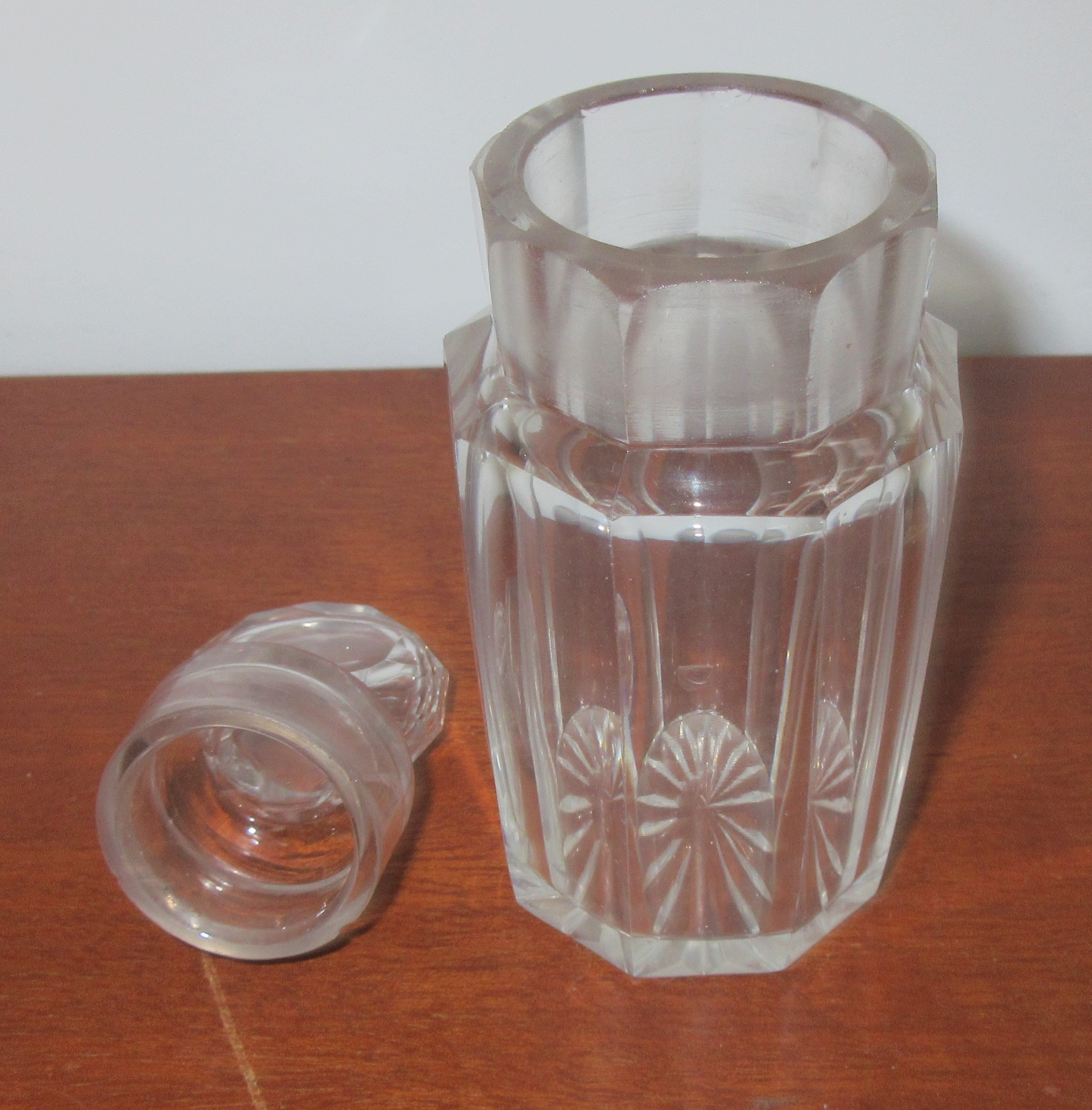 Niet of onleesbaar gesigneerd - Twee antieke 19e eeuwse geslepen kristallen azijn karafjes kopen? Bied vanaf 1!