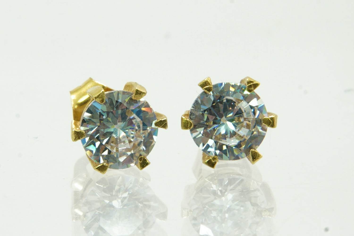 59 - Een paar forse 14krt geel-gouden oorstekers ZGAN kopen? Bied vanaf 90!