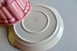 Firma Regout & Co - Antieke Puddingvormen met schotel - 3 kleuren (!)- Stapelbaar - Gemerkt kopen? Bied vanaf 129!