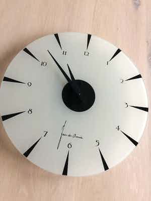 Jan des Bouvrie - Jan des Bouvrie: glazen wandklok verkocht voor € 25!