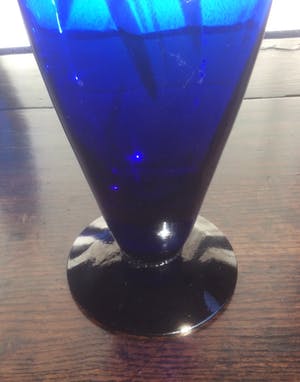 Niet of onleesbaar gesigneerd - UNIEK BLAUW GLASOBJECT kopen? Bied vanaf 1!