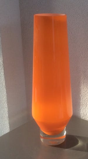 Niet of onleesbaar gesigneerd - HOGE ORANJE GLAZEN DESIGN VAAS kopen? Bied vanaf 1!