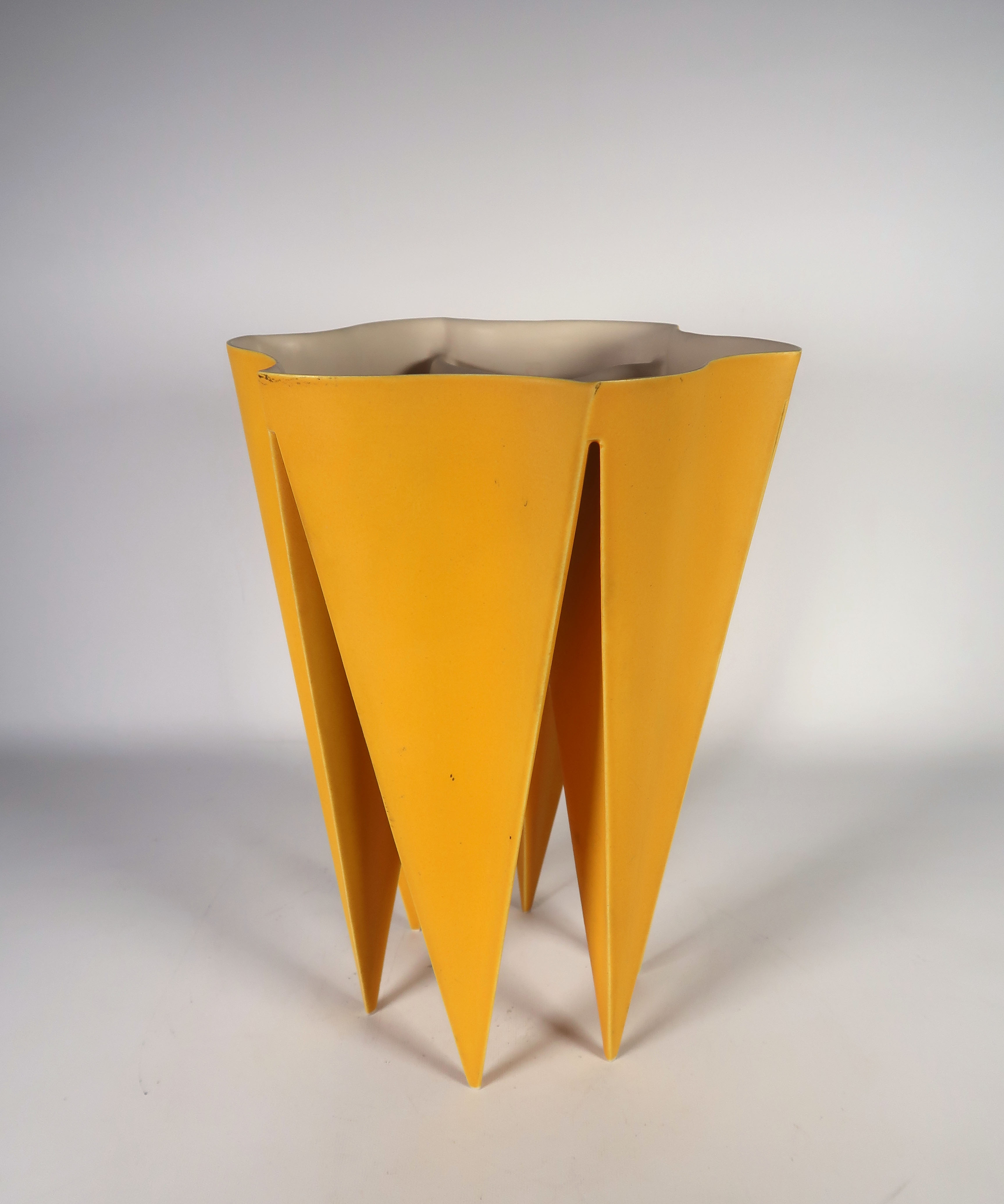 Niet of onleesbaar gesigneerd - Aardewerk, Gele vaas verkocht voor € 1!