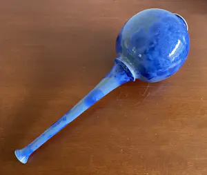 Willy van Bussel - Twee porseleinen flesvazen uitgevoerd in blauw kristallijn glazuur kopen? Bied vanaf 375!