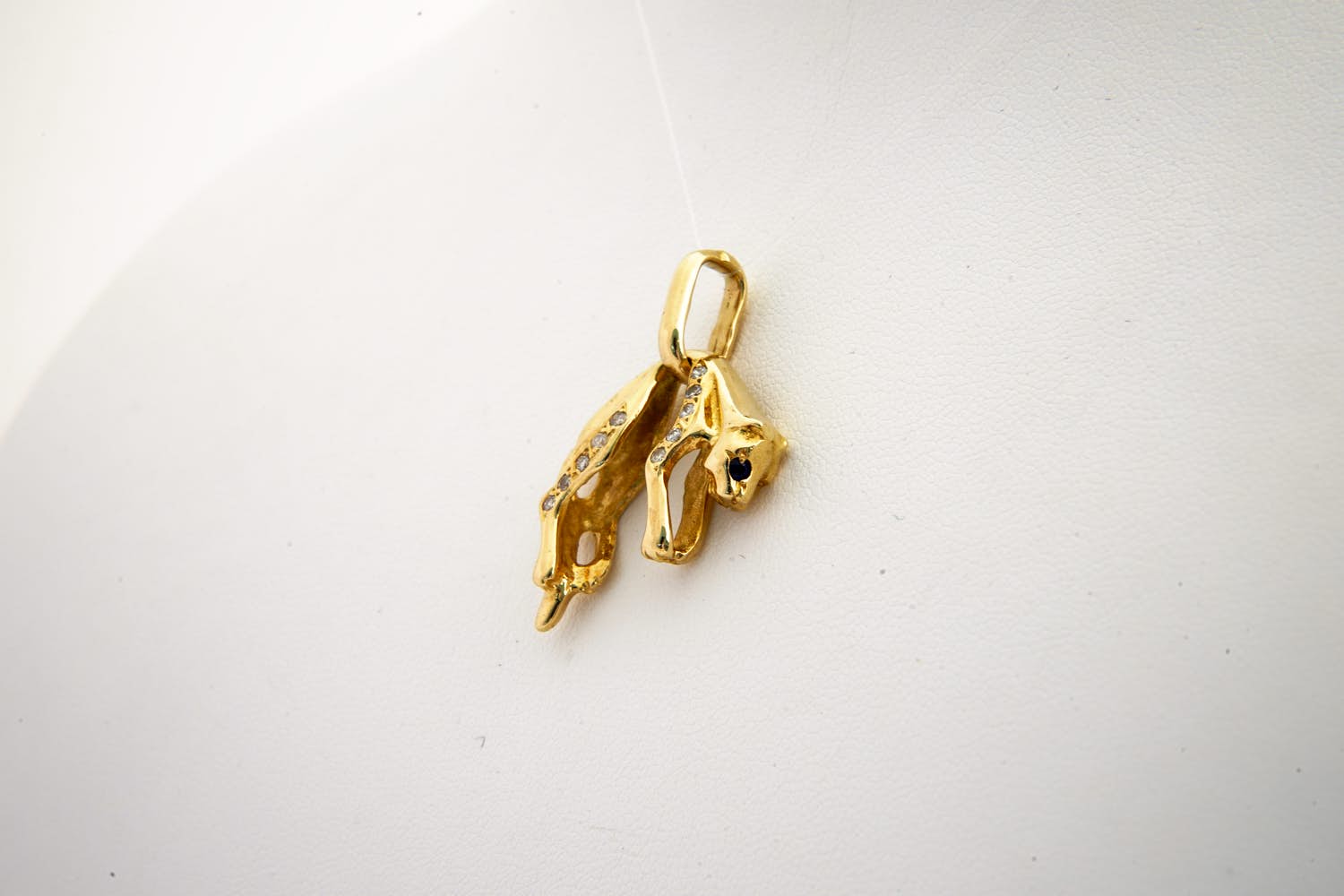 157-  Massief 18 krt geel-gouden Panter hanger - met diamant & saffier kopen? Bied vanaf 270!