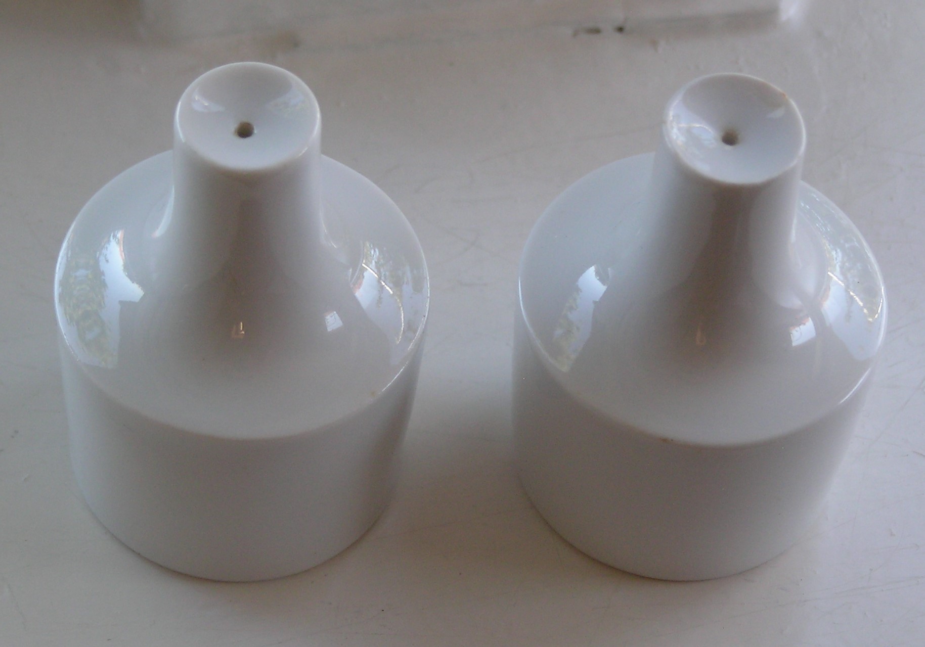 Rosenthal - Wit porseleinen peper- en zoutstrooier ontwerp Raymond Loewy kopen? Bied vanaf 12!