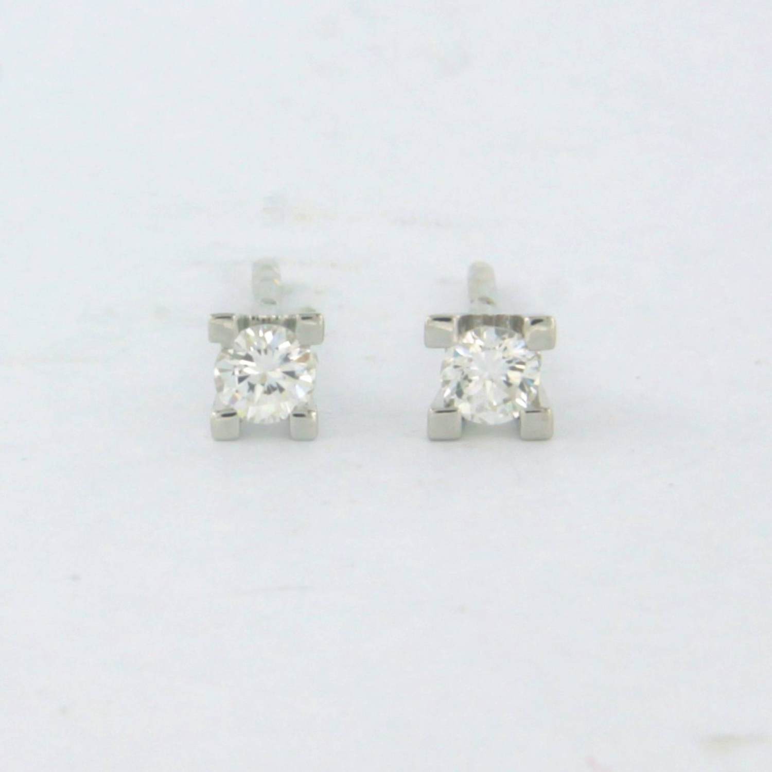 18k witgouden solitair oorknoppen met briljant geslepen diamant tot.0.10ct verkocht voor € 190!