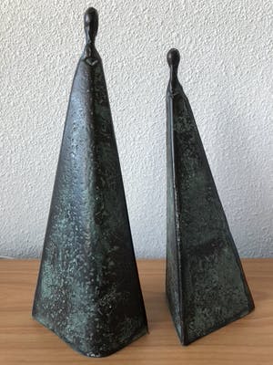 Niet of onleesbaar gesigneerd - 2 Moderne bronzen beelden van 2 Dames kopen? Bied vanaf 1!