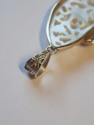 Balinese Barong hanger rijkelijk uitgesneden parelmoer met facetgeslepen Robijn kopen? Bied vanaf 50!