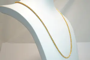 01 - Sierlijk, zo goed als nieuw 18 krt geel gouden "koord" collier - 60cm lang kopen? Bied vanaf 525!