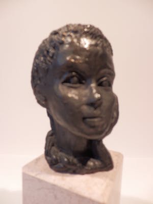 Niet of onleesbaar gesigneerd - Stenen sculptuur op Marmeren Sokkel PEINZEND MEISJE kopen? Bied vanaf 1!