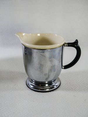 Niet of onleesbaar gesigneerd - Chroom metalen melkkannetje met keramische voering kopen? Bied vanaf 1!