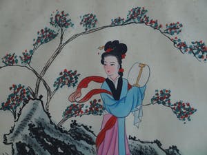 Niet of onleesbaar gesigneerd - 2 ingelijste schilderijen op zijde , Chinees? Japans?, Vrouw in landschap kopen? Bied vanaf 1!