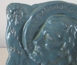 Wim Harzing - Blauwe geglazuurde aardewerken Patronaatstegel uitgevoerd bij de Russel Tiglia kopen? Bied vanaf 28!