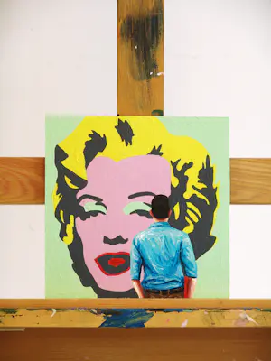 Gerard Boersma - Marilyn- Schilderij van man kijkend naar portret door Andy Warhol kopen? Bied vanaf 100!