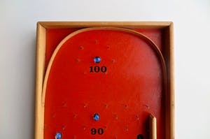 Curiosa - Knikkerspel met knikkers - Hout - 60-er jaren - Uit Tschechoslowakije (gemerkt) kopen? Bied vanaf 1!