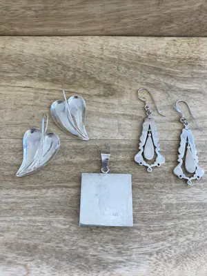 Een lotje van twee paar zilveren oorhangers en een zilveren hanger kopen? Bied vanaf 42!