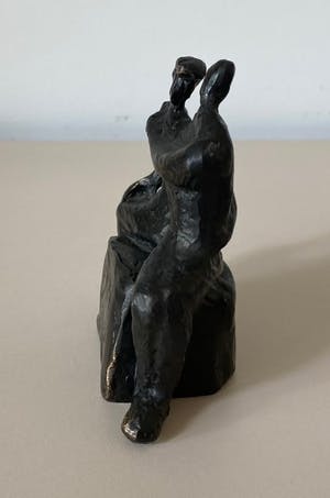 Niet of onleesbaar gesigneerd - Bronzen figuur van een omhelzend koppel kopen? Bied vanaf 1!