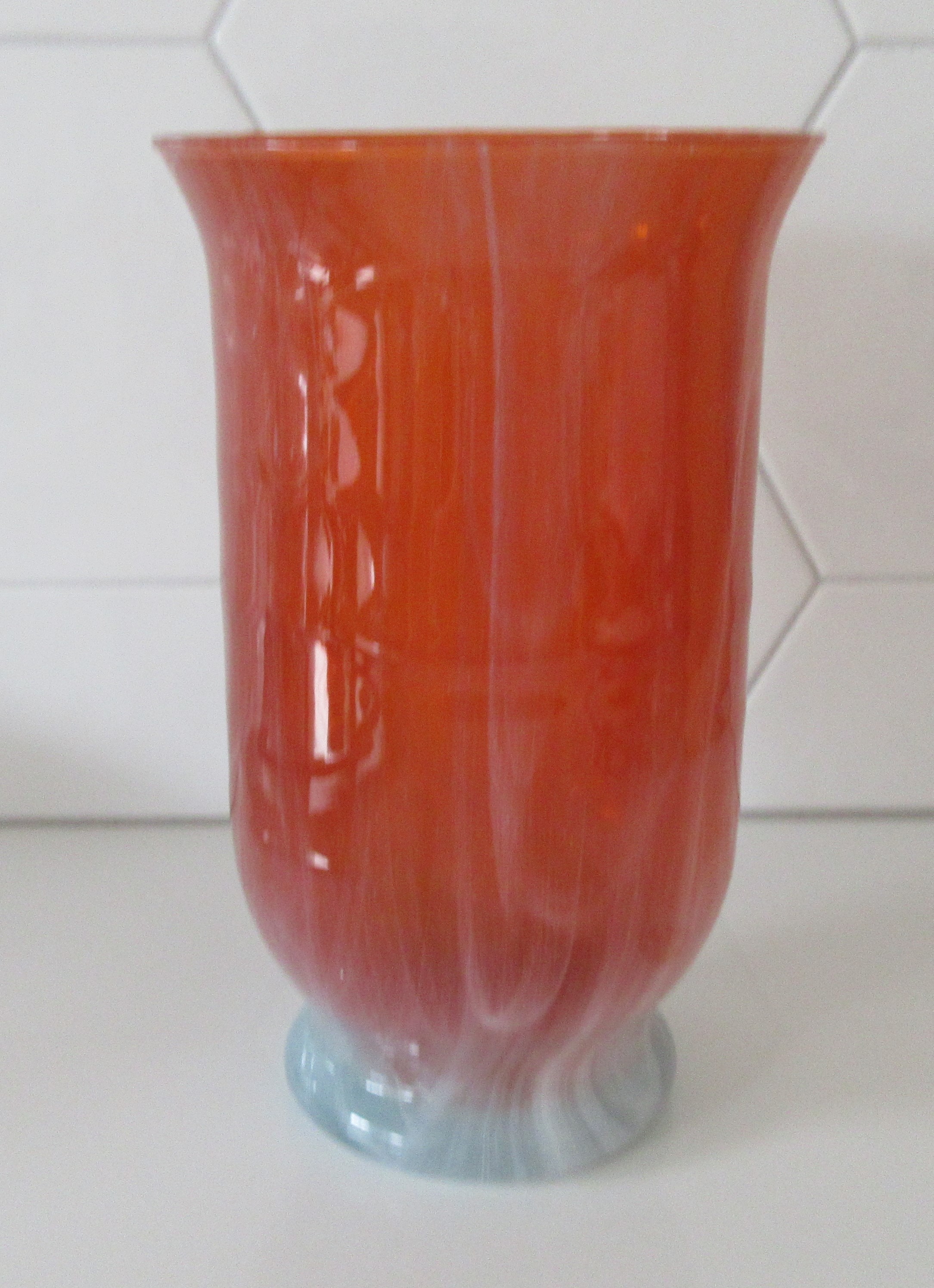 Niet of onleesbaar gesigneerd - Rood witte glazen vaas verkocht voor € 4!