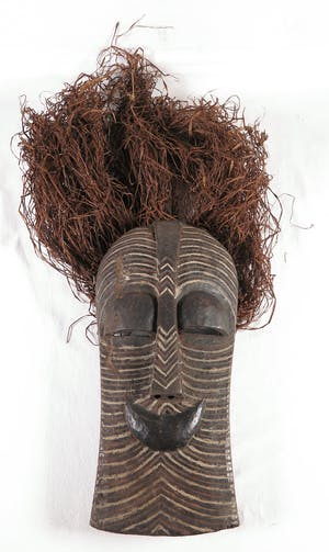 Songye - Kifwebe masker met raffiahaar en witte en rode groeven kopen? Bied vanaf 1!