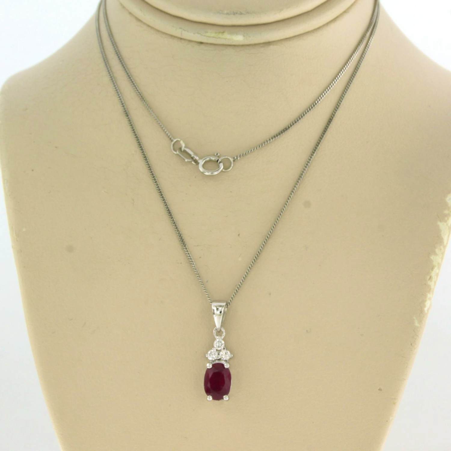 14k gouden collier en hanger met robijn en briljant geslepen diamant tot.0,10ct kopen? Bied vanaf 450!