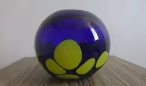 Niet of onleesbaar gesigneerd - Transparante kobaltblauwe glazen bolvaas met gele vlekken kopen? Bied vanaf 1!