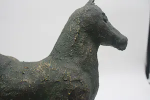 Niet of onleesbaar gesigneerd - Uitermate Prachtig Terracota Paard- Bladgoud (20e eeuw) kopen? Bied vanaf 1!