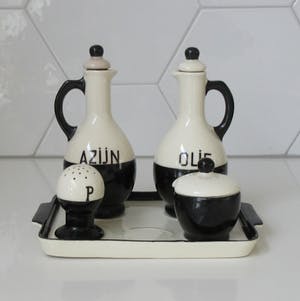 Niet of onleesbaar gesigneerd - Art deco zwart wit aardewerken olie- en azijn Stel kopen? Bied vanaf 10!