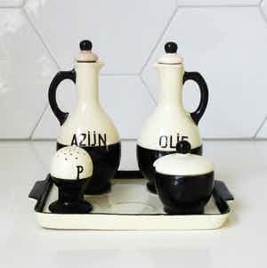 Niet of onleesbaar gesigneerd - Art deco zwart wit aardewerken olie- en azijn Stel verkocht voor € 10!