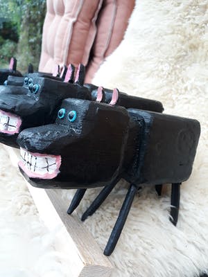 Peter Bastiaanssen - Houten honden kopen? Bied vanaf 120!